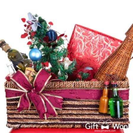 Christmas Gift Basket Ideas - Traditional Christmas Basket 